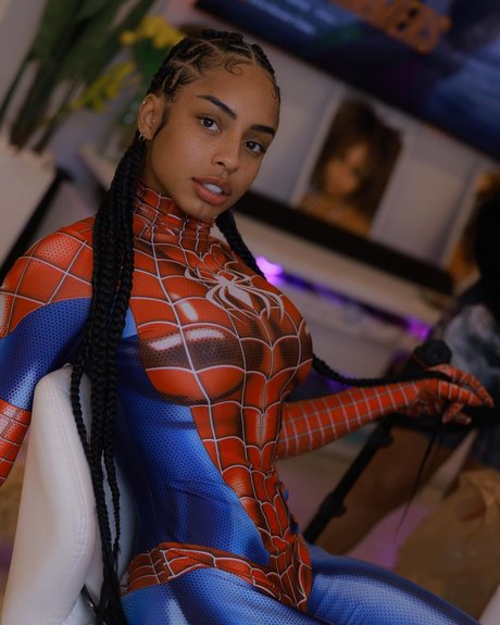 Qimmah Russo beautiful model picture