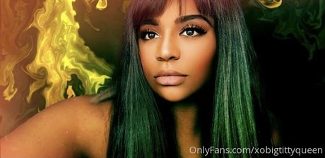 XoBigTittyQueen sexy model pics