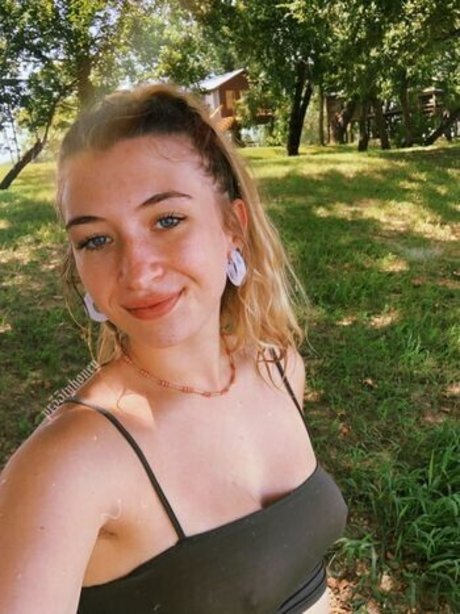 Pr33tyhoney naked actress pic