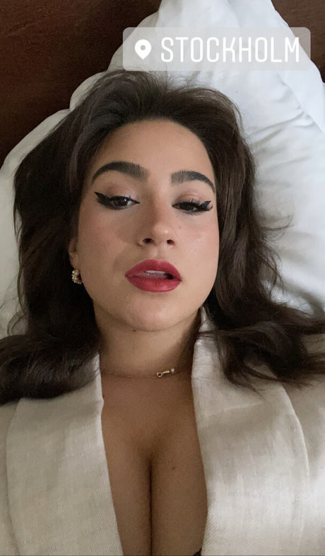 Sara B beautiful model gallery