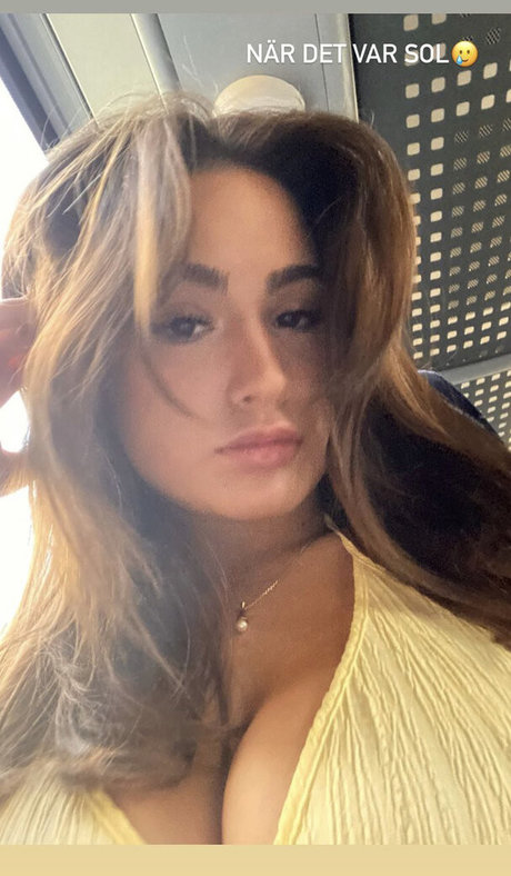 Sara B pornographic model pictures