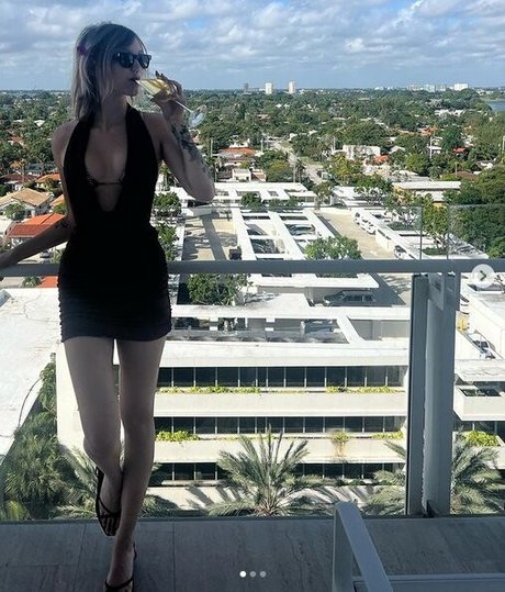 Grace VanderWaal nudes model archive