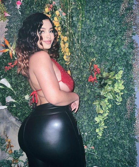 itsashleymedina nude model picture