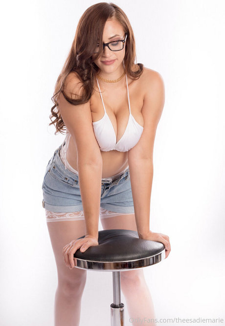 realriverbanks model free photo