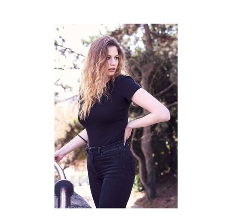 fuzyfruzsina hot star image