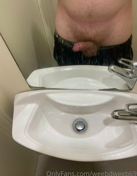 weebdweeb69 erotic star image