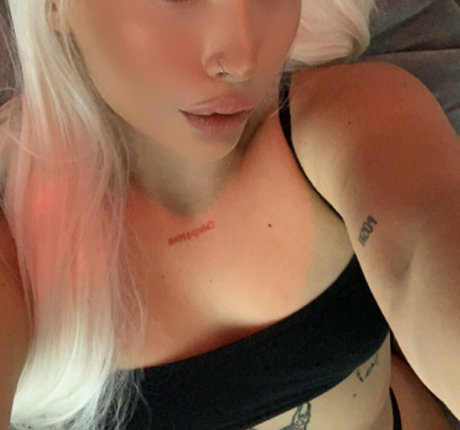 Saintpussey pornographic model pic