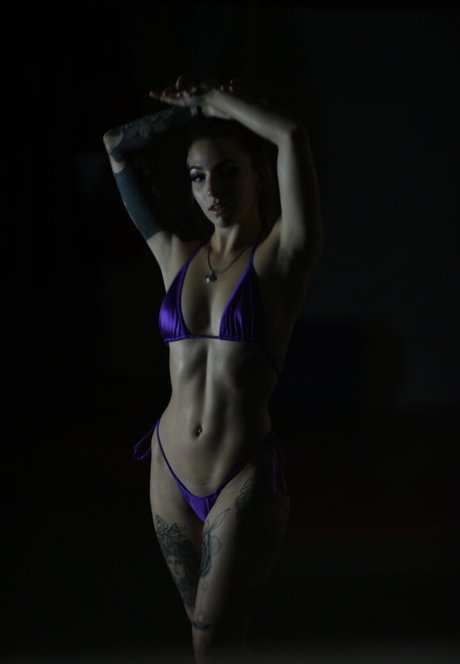 ravengonewildfree adult model image