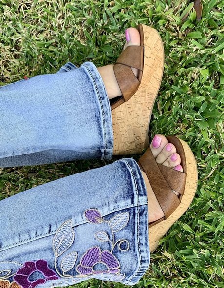 kim kisses foot goddess nice model pictures