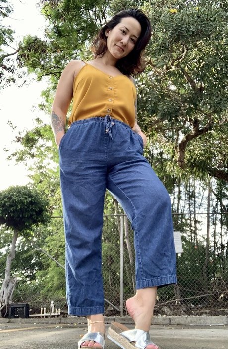 kim kisses foot goddess Profile pic