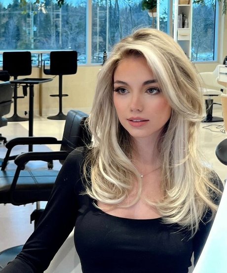 Rosalie Dupont model art galleries