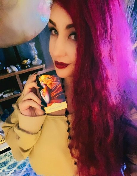 Monroemenagerie model erotic photos