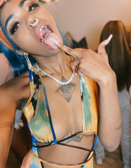 niiathefreak nudes actress picture