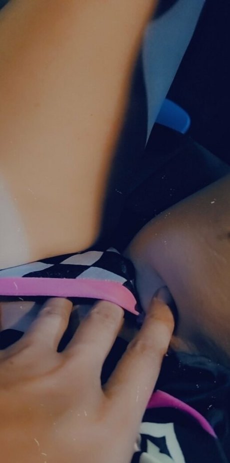 dezerai hot actress pics