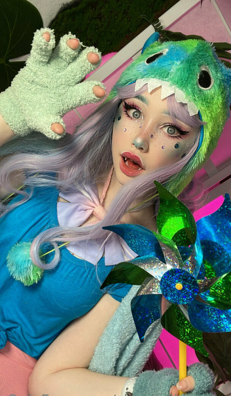 SleepyDinosaur model sexy pic