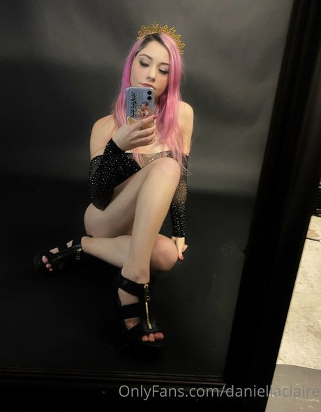 daniellaclaire naked model pic