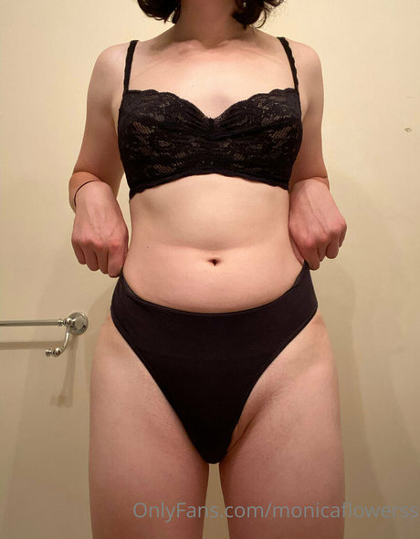 monicaflowerss sexy model photo