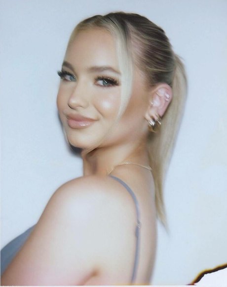 Chloe H porn model img