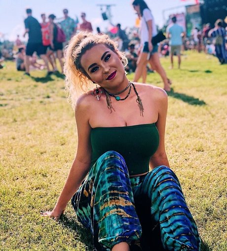 Caroline Wall pornstar nude photos