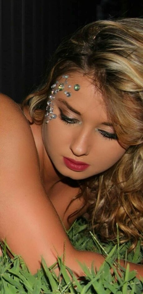 Daria Thibault naked model images