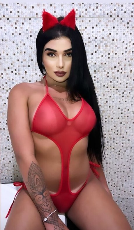 Riquinha model naked image