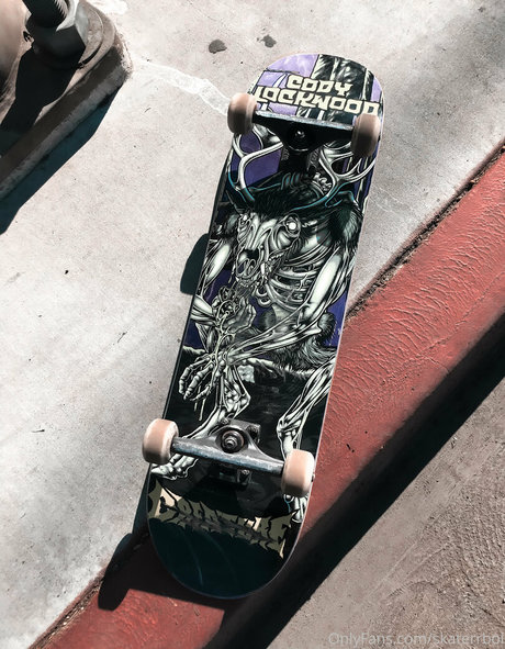 skaterrboi naked model image