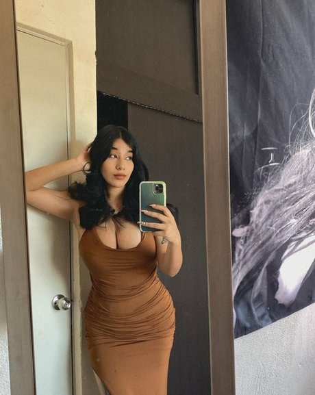 amywinos10 porn model pic