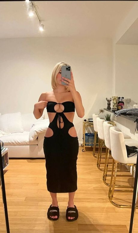 Sarah Snyder erotic model gallery