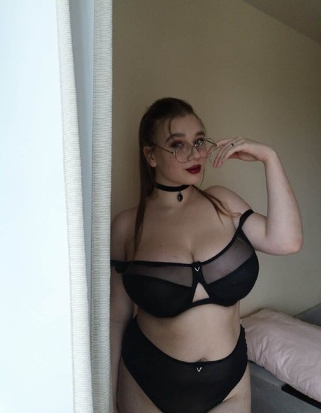 Lucy Laistner hot actress picture