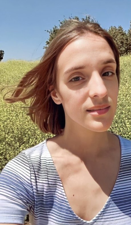 Ashley Victoria Robinson star hot pic