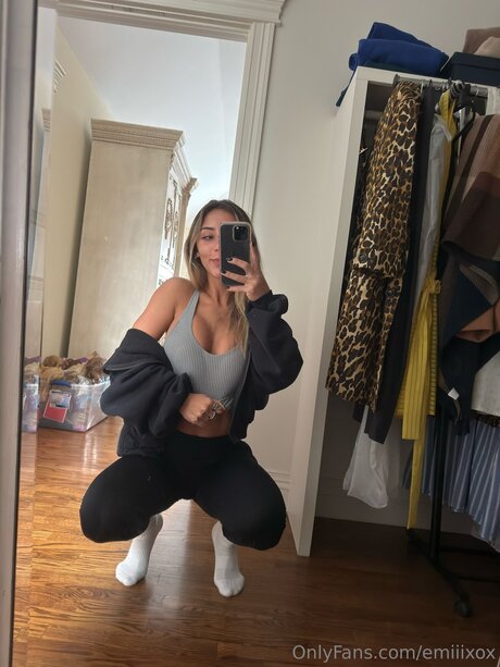 emiiixox model adult image