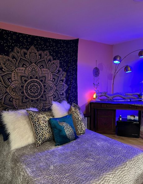 enchantressselenafree adult model pics