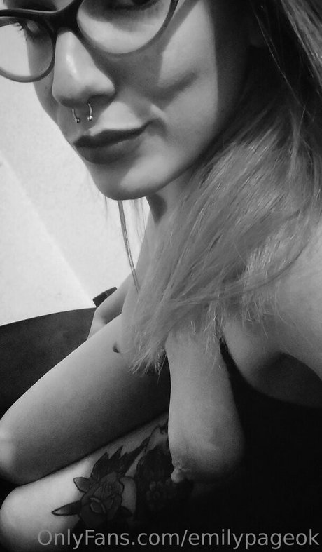 emilypageok nude star picture