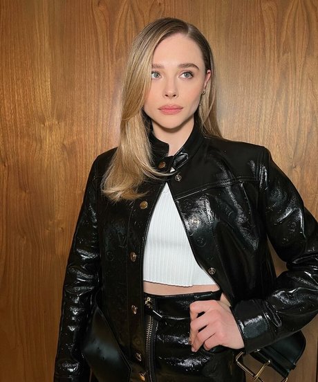 chatting onlyfans exclusive image