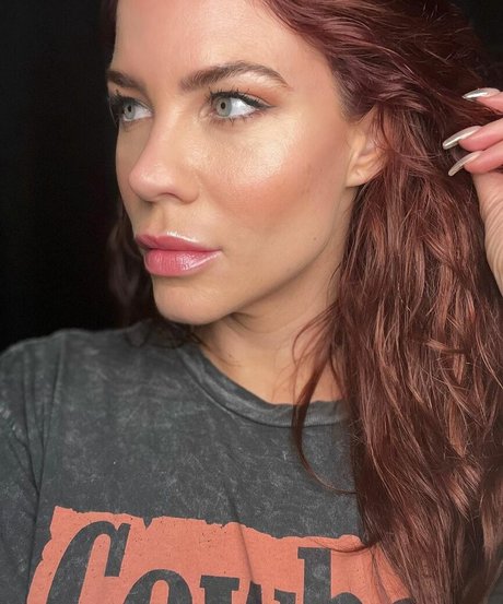 Courtney Hope perfect actress pic