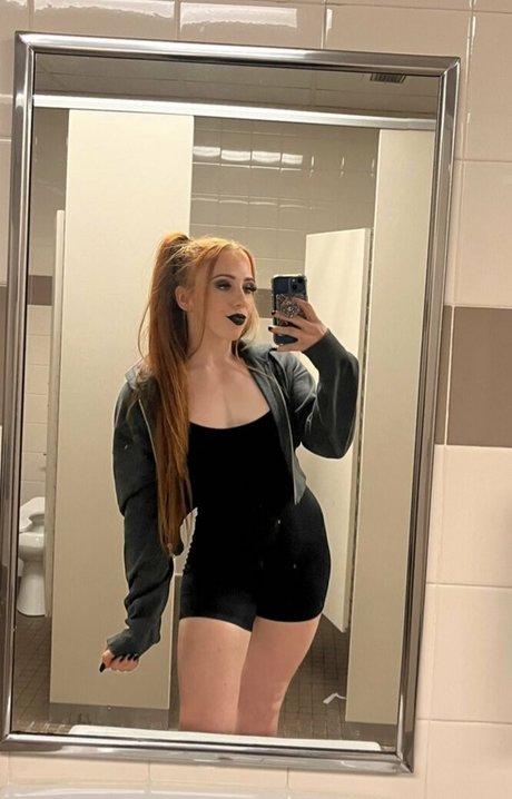 Isla Dawn model beautiful photos