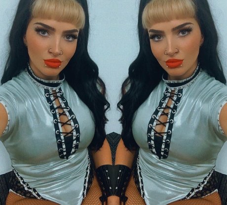 Steph De Lander adult model images