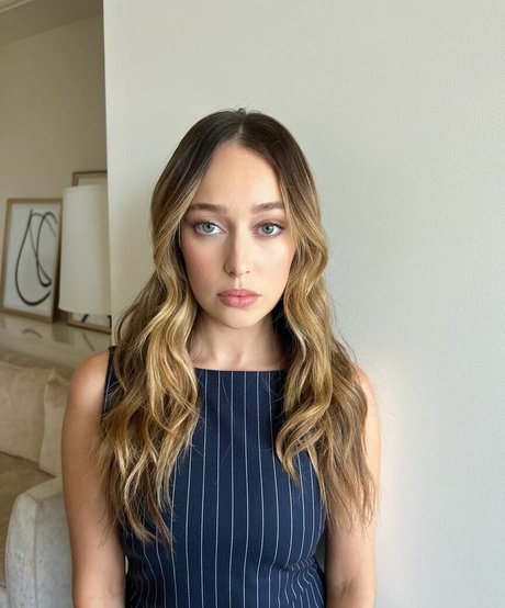 Alycia Debnam Carey top model pic