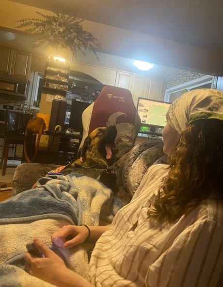 Real Owl nude model picture