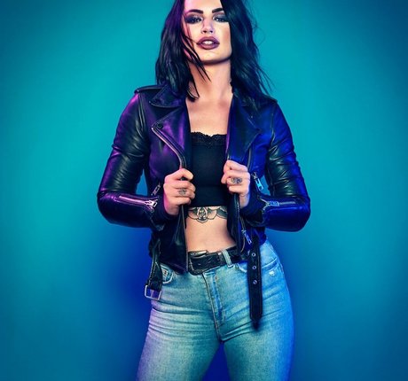 Saraya Bevis model nude pic