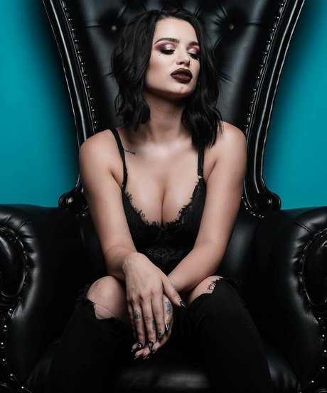 Saraya Bevis model nice photo