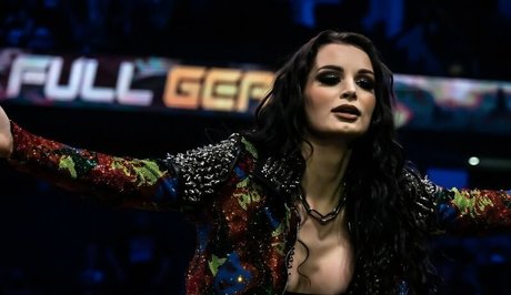 Saraya Bevis star top pic