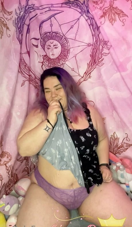 vixenqueenie pornographic model archive