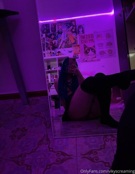 vikyscreaming nude model pic