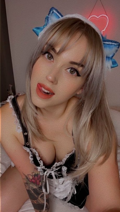 caradaily erotic actress image