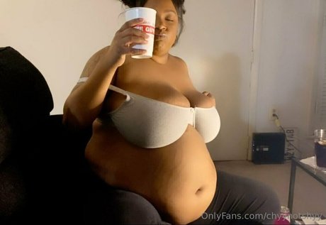 chyynotshyy naked pornstar img