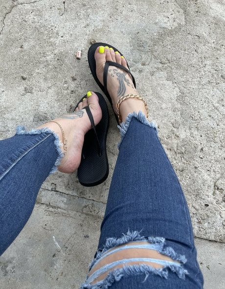 servingfet exclusive model image