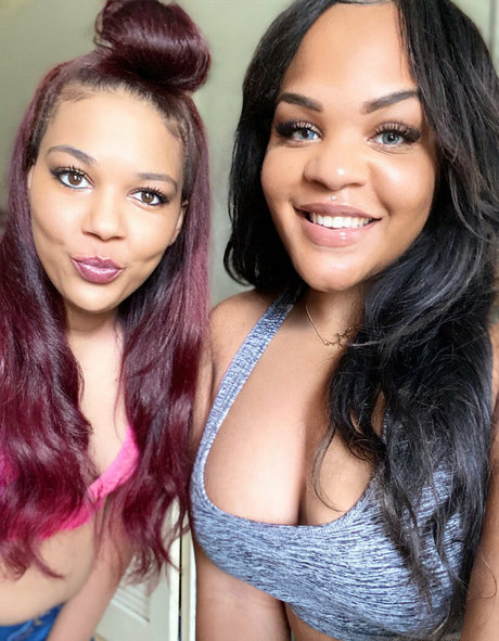 sistersister model hot picture