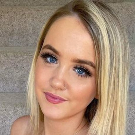 Ellen Peters sexy model pic