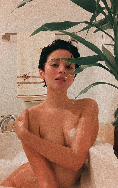 Vain Virgo model art picture